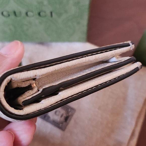 Gucci GG White Berry Marmont Bifold Card Case Wallet - Picture 5 of 9